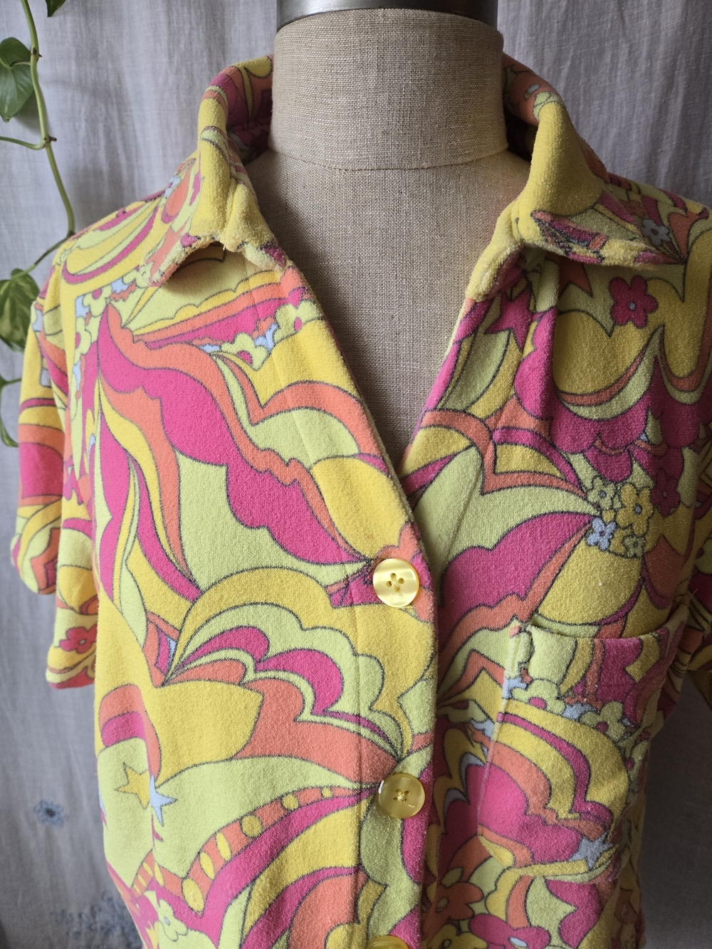 Frankie's Bikinis Retro Yellow & Pink Swirl Button-Down Shirt, Small